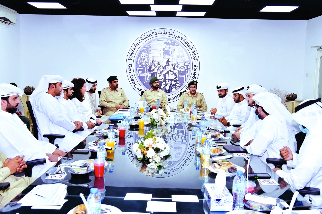 "راشد الفلاسي خلال الاجتماع | البيان"
