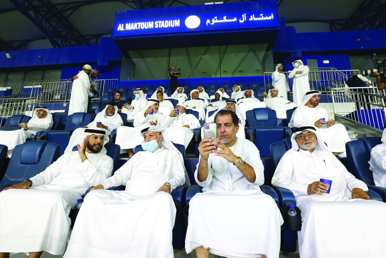 "مروان بن غليطة وقدامى النصر خلال تدريبات الفريق | تصوير: غلام كاركر"