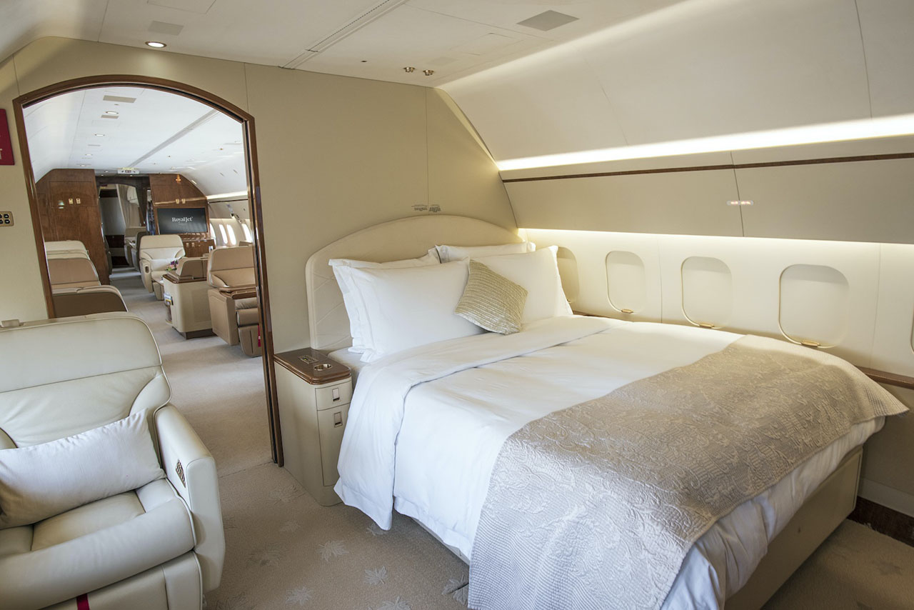 "طائرة بوينج بيزنس جت تسع 23 راكباً مع منطقة استراحة أمامية للطاقم وغرفة نوم رئيسة | البيان"