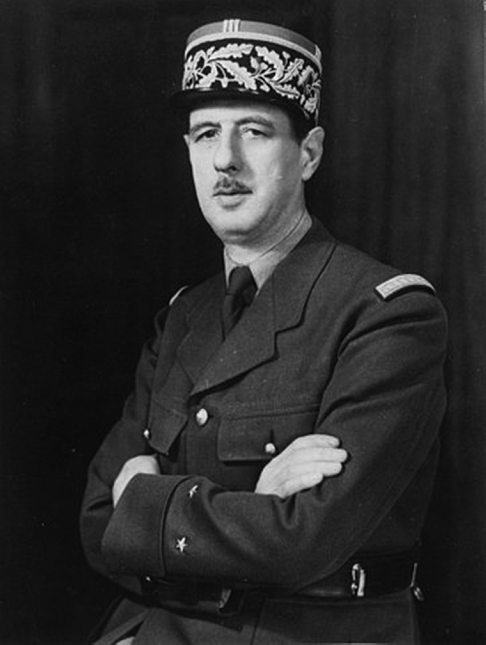 "1944 شارل ديغول يدخل باريس بعد تحرير قوات الحلفاء لها أثناء الحرب العالمية الثانية."