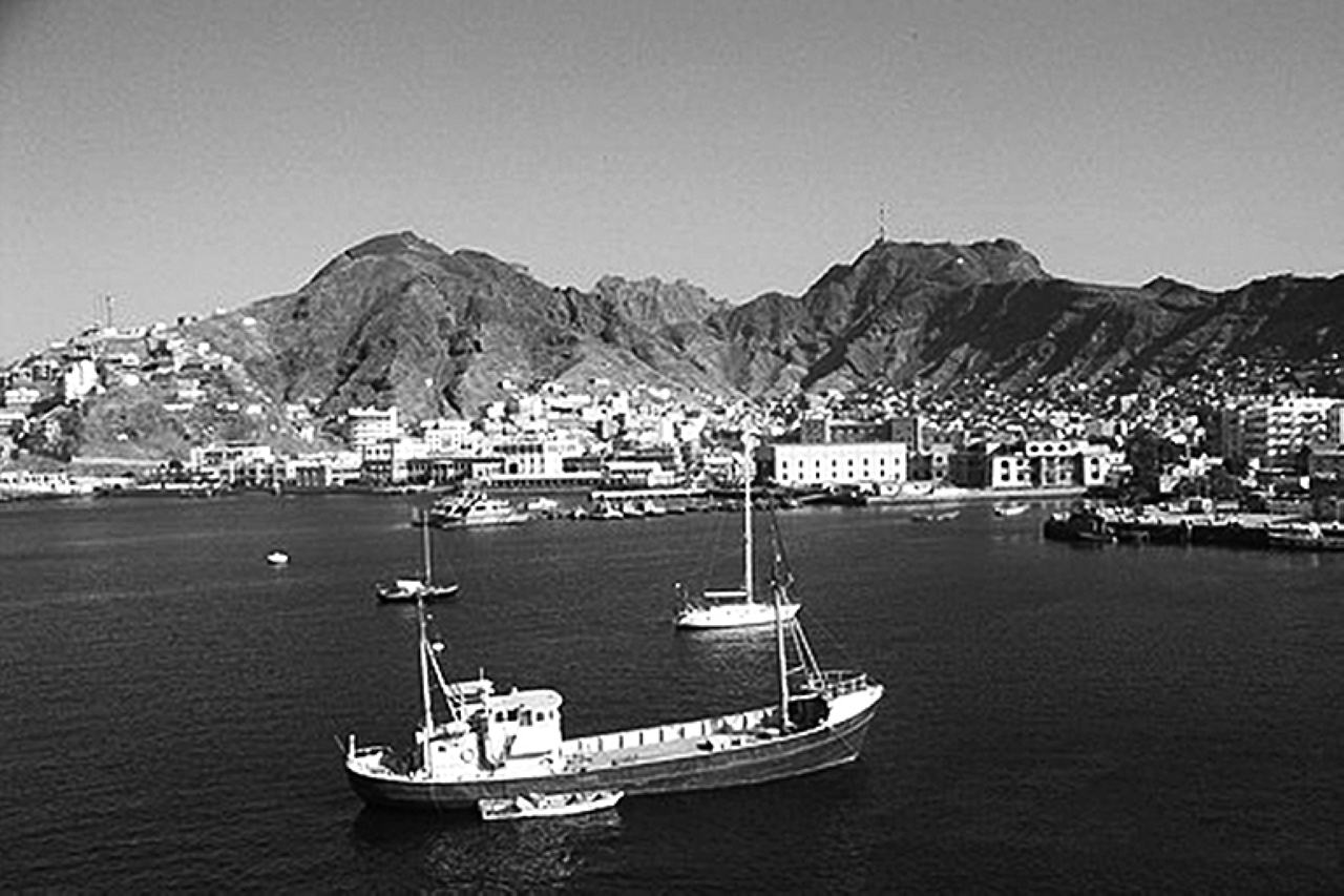 "2016 71 قتيلاً بتفجير إرهابي قرب معسكر للتجنيد تابع للجيش اليمني في عدن"