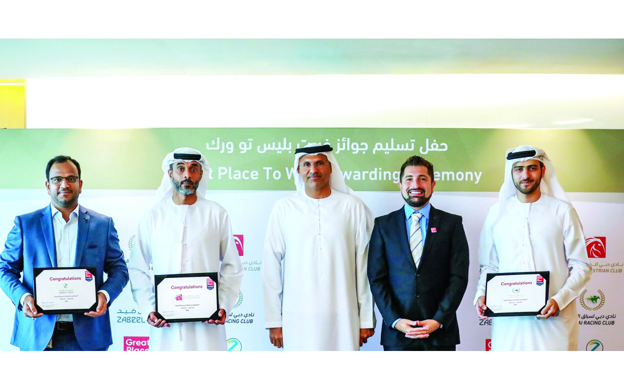 "محمد العظب خلال مراسم تسلم الشهادات | البيان"