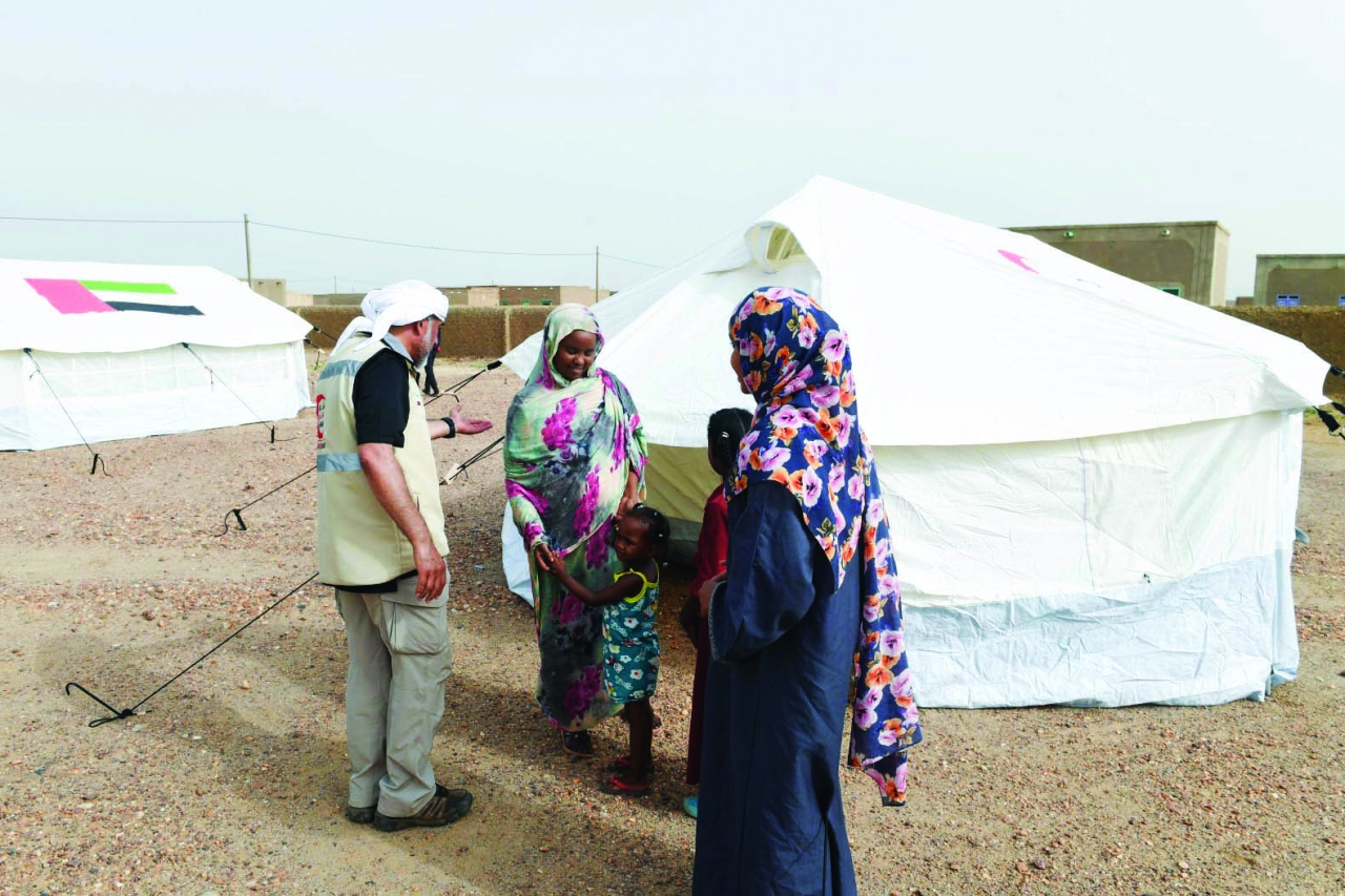"المعسكرات تقدم المواد الغذائية للأسر المنكوبة | وام"