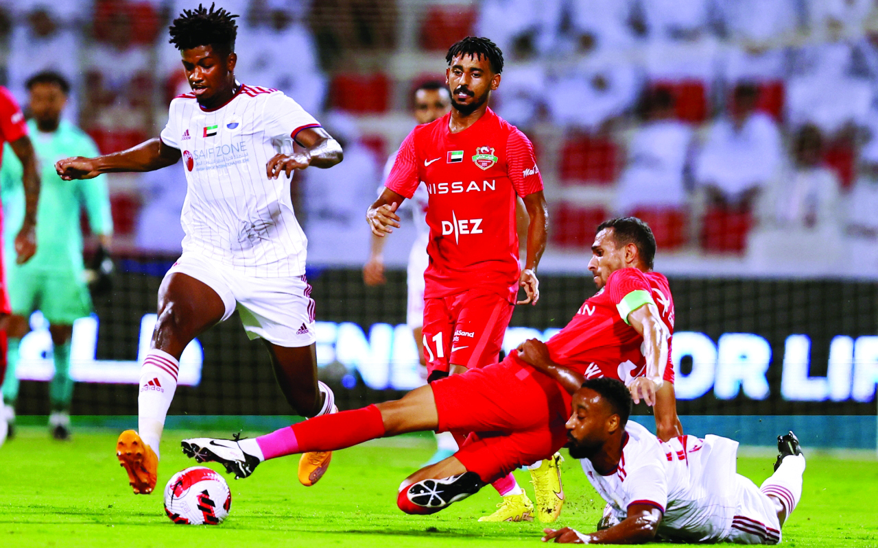 "شباب الأهلي والشارقة.. قمة مثيرة | تصوير: سالم خميس"