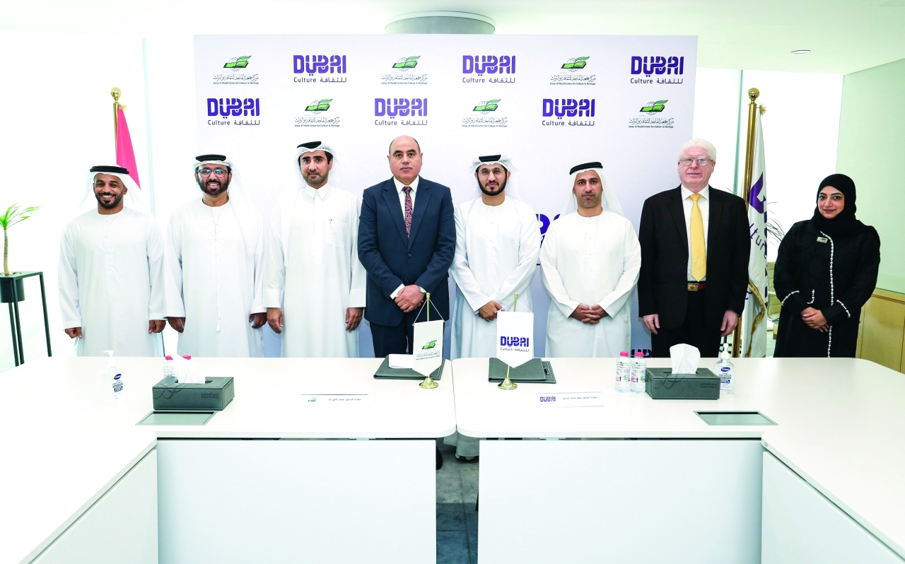 "سعيد مبارك بن خرباش ومحمد كامل جاد ومحمد الحبسي وشيخة المطيري وفهد علي المعمري خلال توقيع مذكرة التعاون | من المصدر"