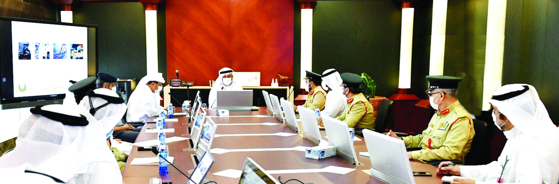 ضاحي خلفان يطلع على مشروع للتعرف على الموقوفين والضحايا ببصمة العين