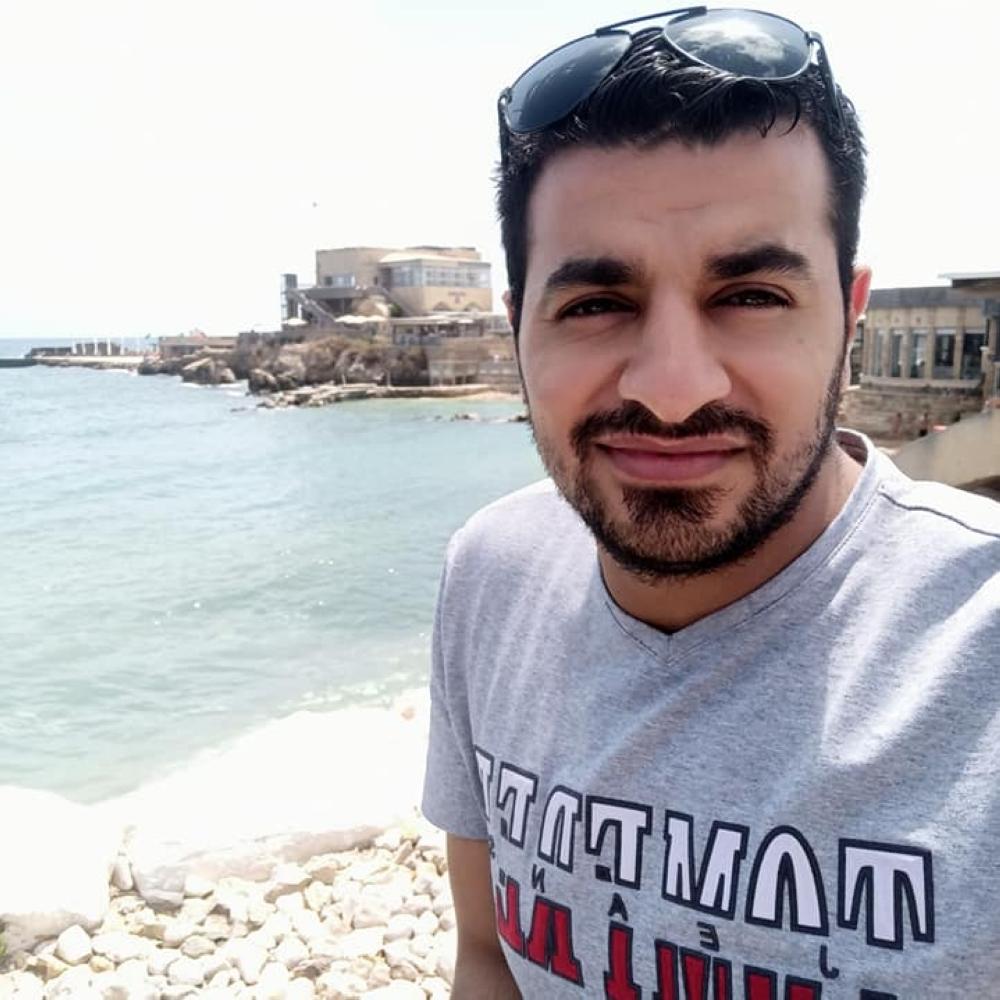 شاب فلسطيني ينهمك بتجربة علمية للتغلب على أزمة الطاقة