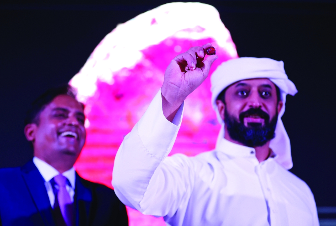 "أحمد بن سليم يعرض «إستريلا دي فيورا»، أكبر حجر ياقوت بحضور ديف شيتي | تصوير: دينيس مالاري"