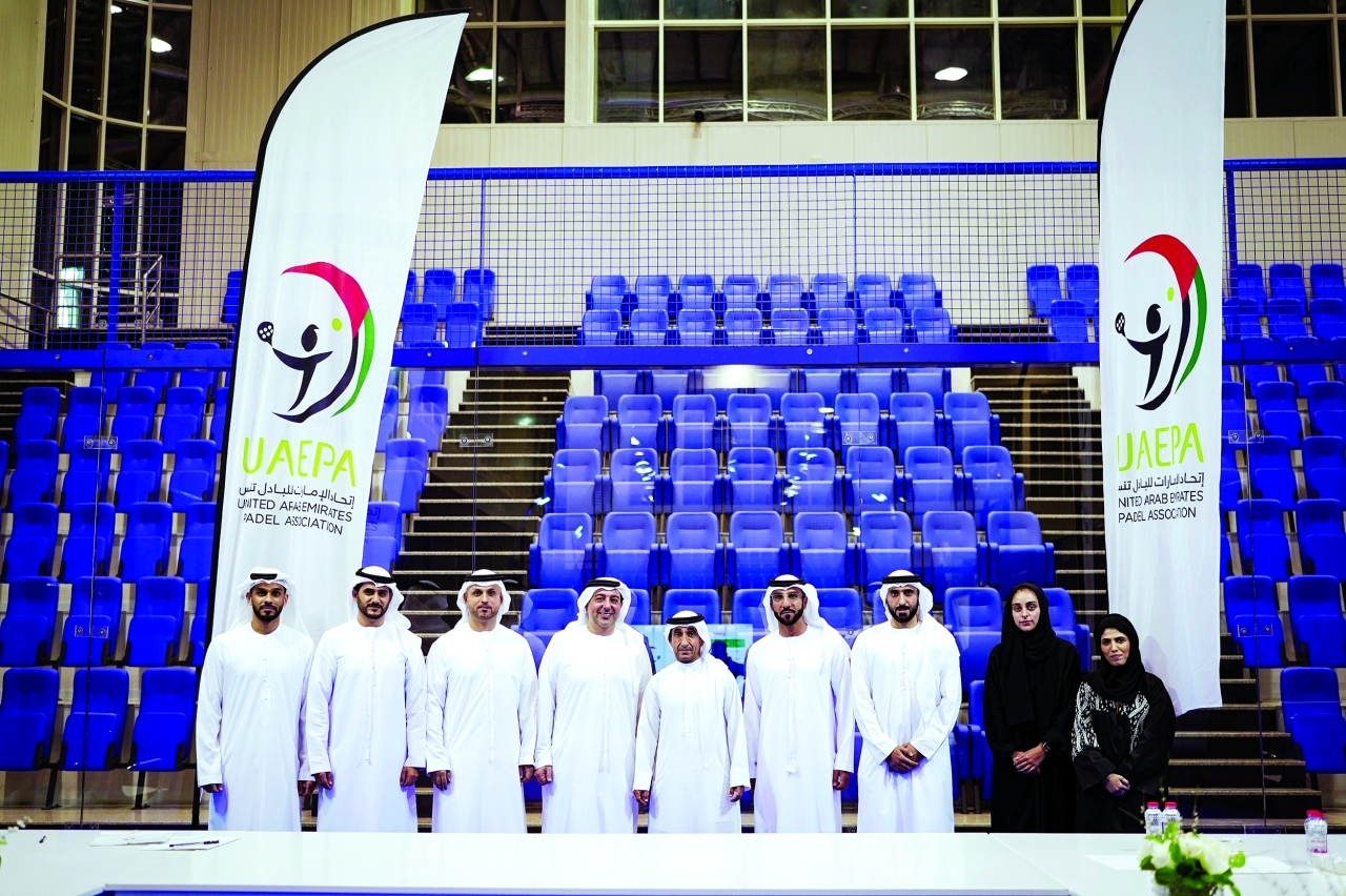 "سعيد بن مكتوم يتوسط أعضاء مجلس إدارة اتحاد الإمارات للبادل تنس | البيان"