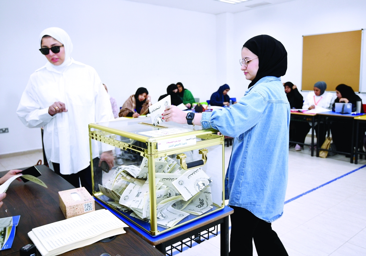 وزير الإعلام الكويتي لـ« البيان»: الانتخابات تمهد لإصلاحات قوية.. إقبال كبير وحضور نسوي في اقتراع «الأمة الكويتي»