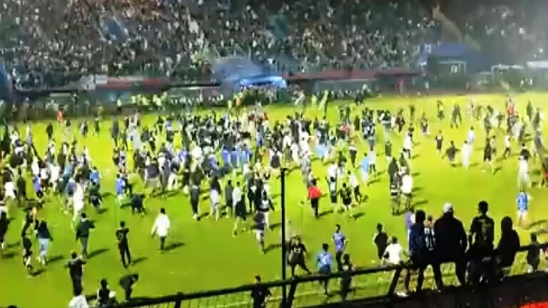 مقتل 129 شخصاً خلال مباراة كرة قدم في إندونيسيا (فيديو)
