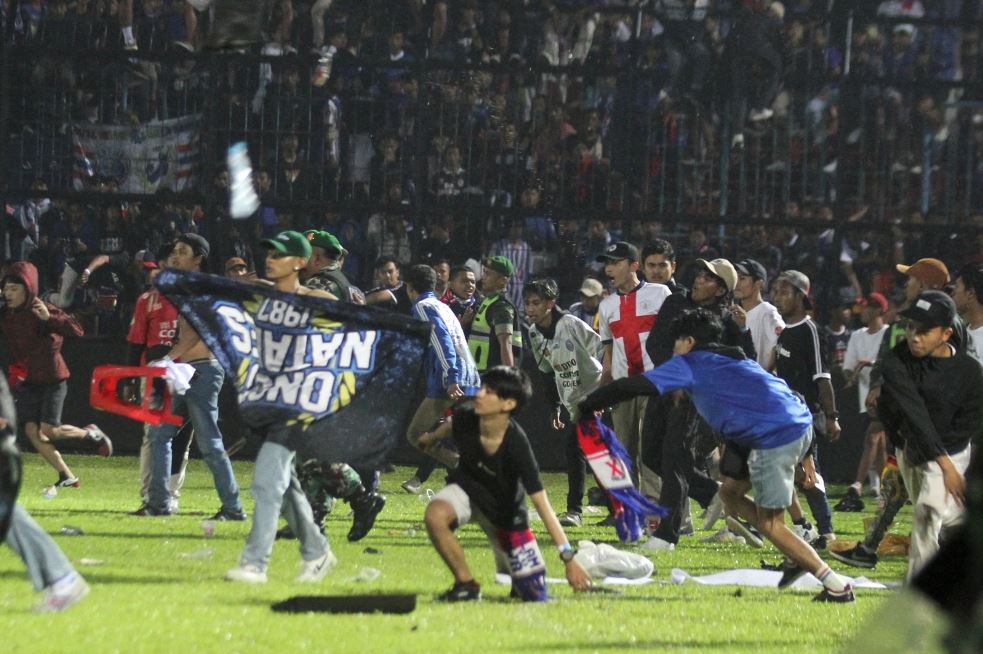 إندونيسيا.. ناجون يروون مشاهد الرعب في ملعب الموت