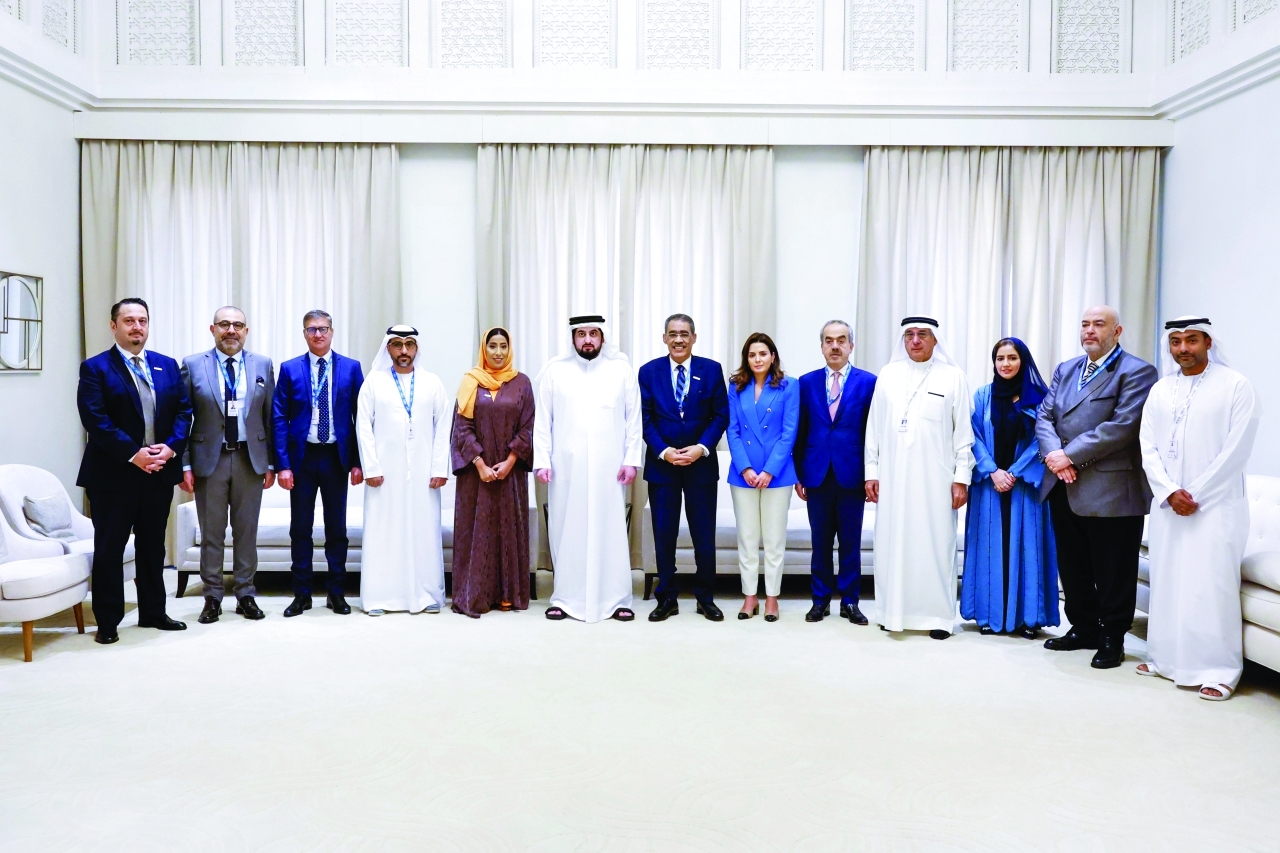 "أحمد بن محمد متوسطاً أعضاء مجلس الإدارة بحضور منى المري وضياء رشوان |  تصوير: خليفة اليوسف"