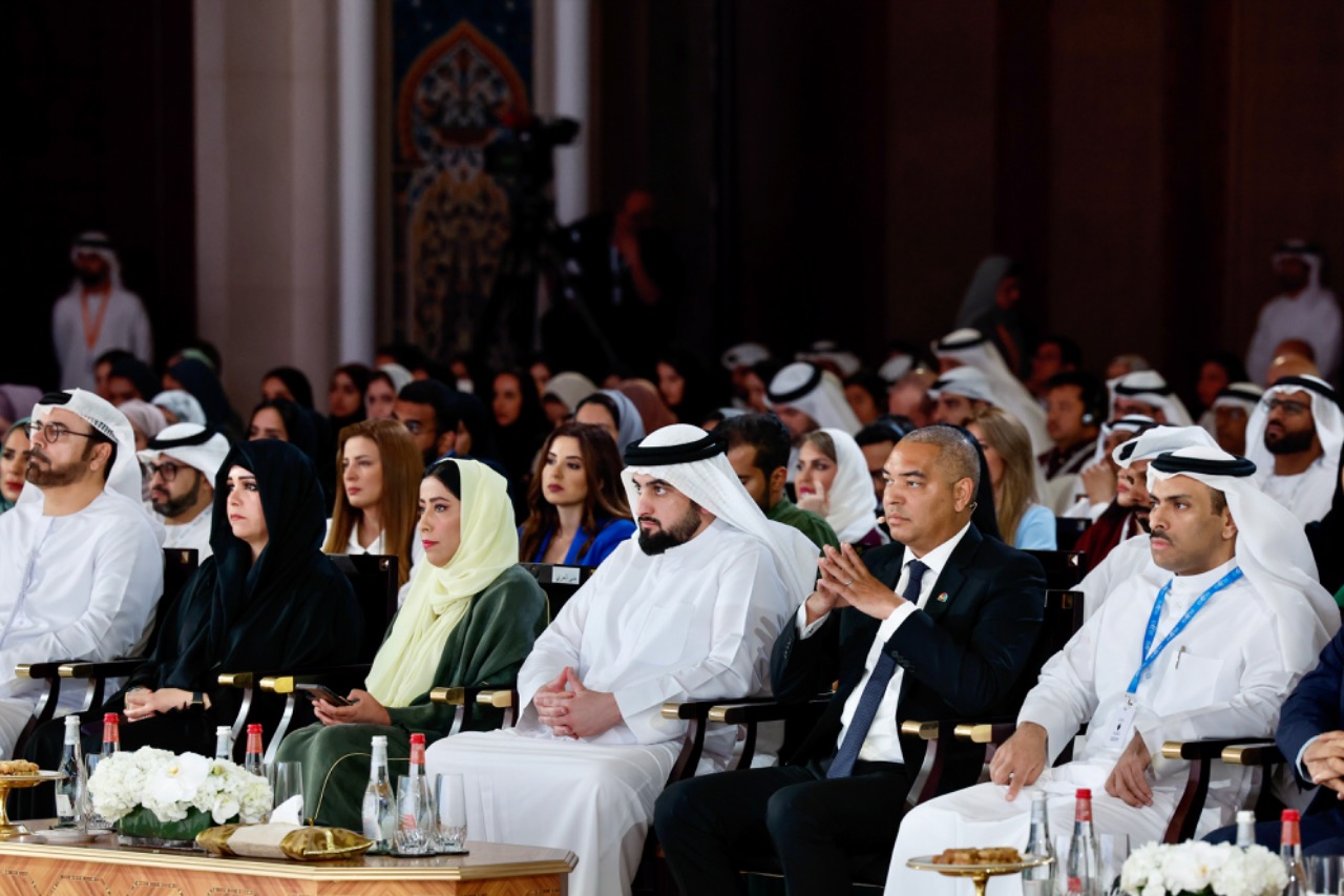 أحمد بن محمد يحضر جلسة "الشرق الأوسط .. مسرح التغيير الكبير"