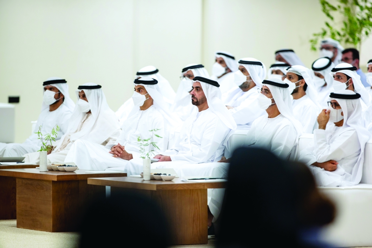 "سيف وخالد بن زايد خلال المحاضرة بحضور مغير الخييلي وسلطان الشامسي | تصوير: محمد الحمادي"