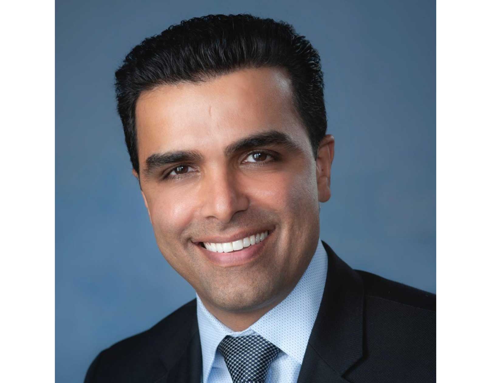 طبيب إماراتي يعيد الأمل للمصابين بالشلل
