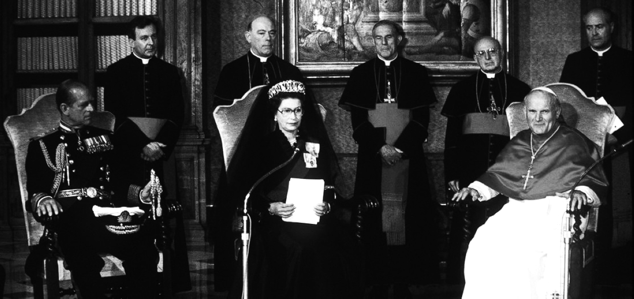 "1980 إليزابيث الثانية ملكة المملكة المتحدة تقوم بزيارة تاريخية للفاتيكان."