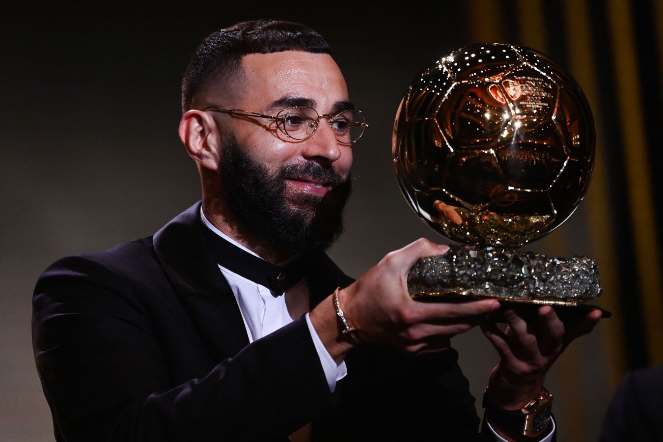 بن زيمة يفوز بجائزة الكرة الذهبية لأفضل لاعب بالعالم