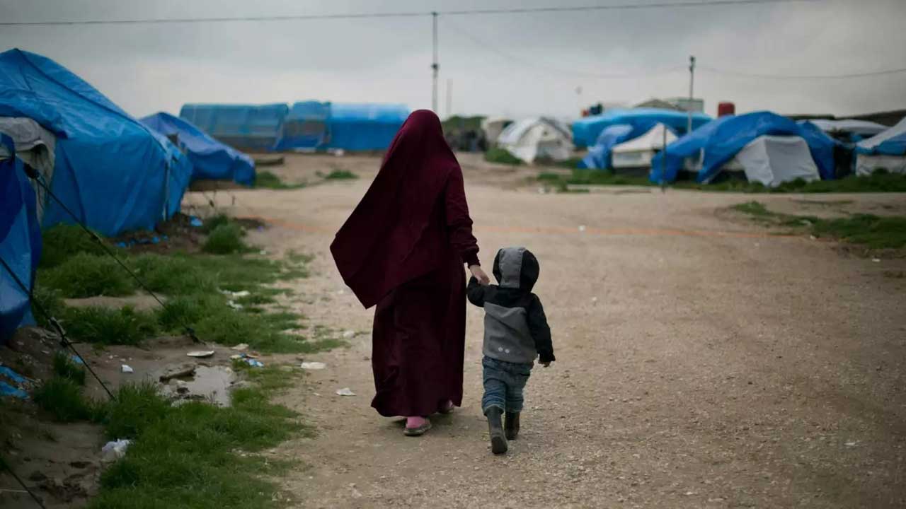 فرنسا تعيد 15 امرأة و40 طفلاً من مخيمات في سوريا