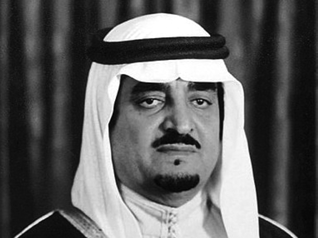 "1982 الملك فهد بن عبد العزيز يضع حجر الأساس لمجمع الملك فهد لطباعة المصحف الشريف"