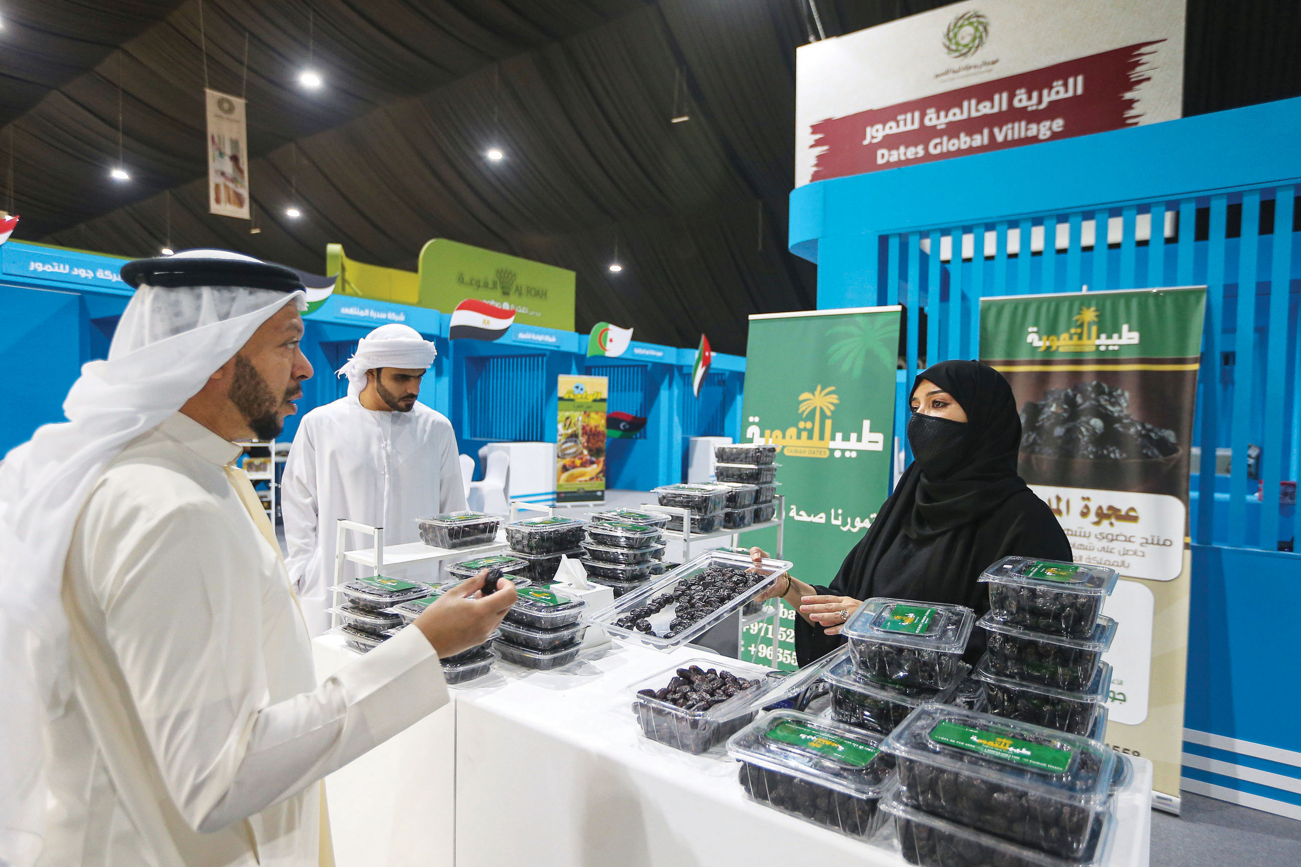 مشاركون: مهرجان ومزاد ليوا وجهة واعدة لتسويق التمور