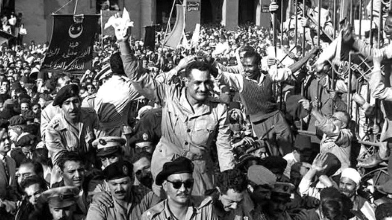 "1954 الرئيس المصري جمال عبدالناصر يتعرض لمحاولة اغتيال أثناء إلقائه لخطاب في ميدان المنشية بالإسكندرية."