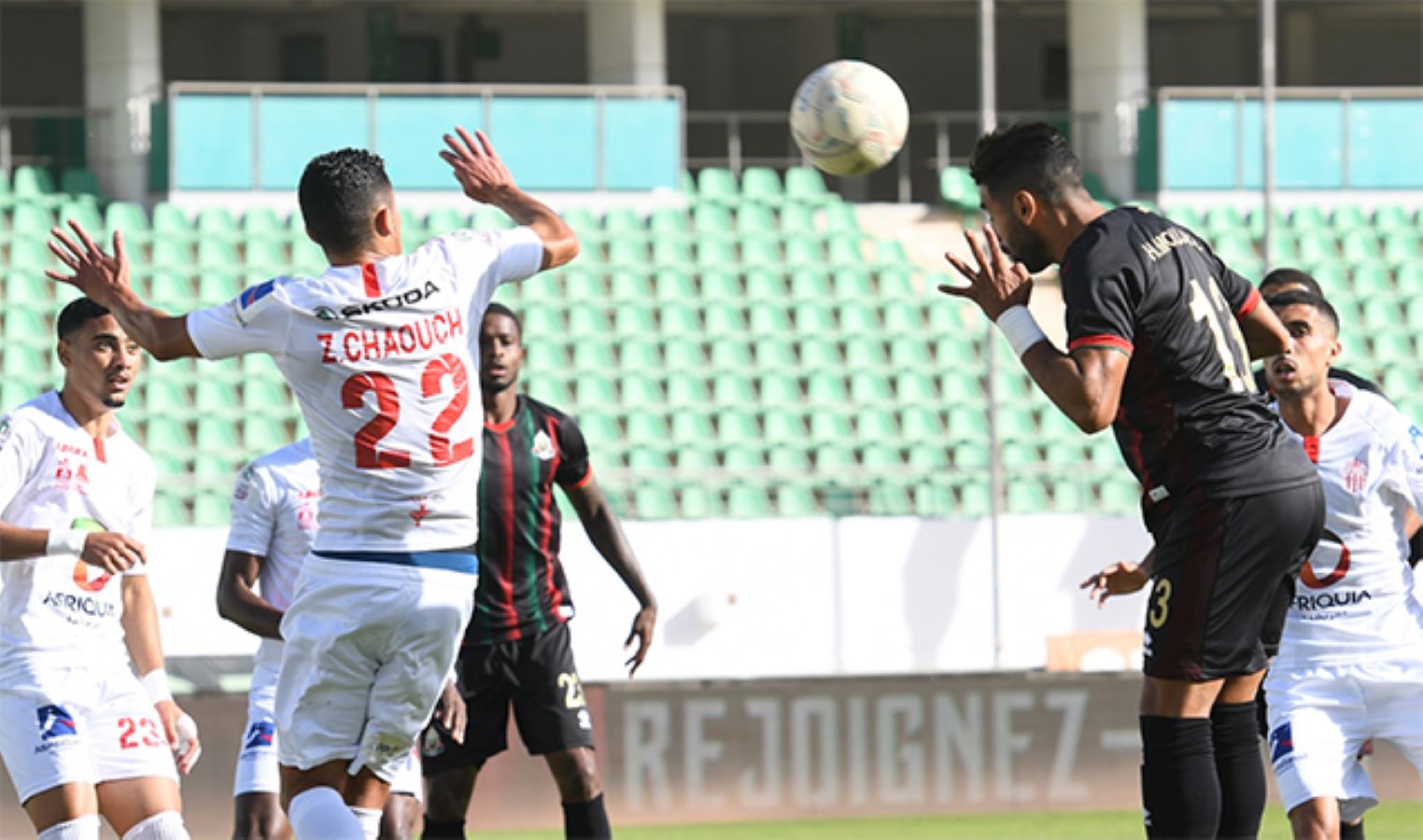 الجيش الملكي ينفرد بصدارة الدوري المغربي بـ "هدف قاتل" في حسنية أغادير