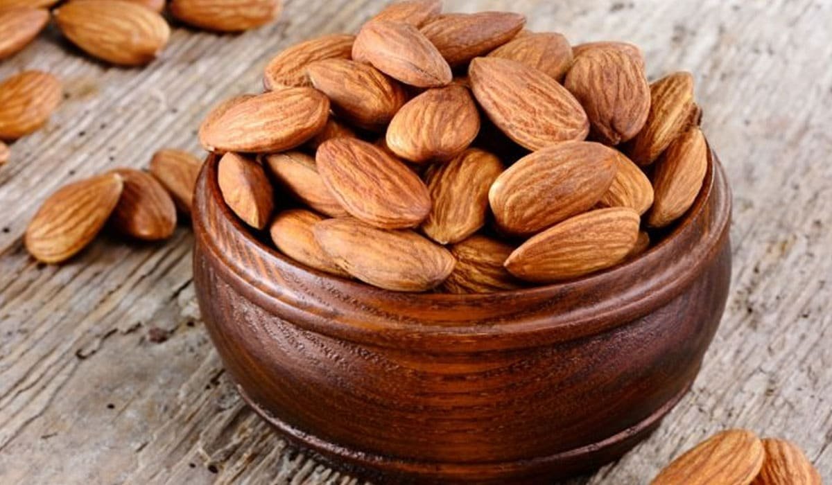 ماذا يحدث للجسم عند تناول اللوز يوميا؟