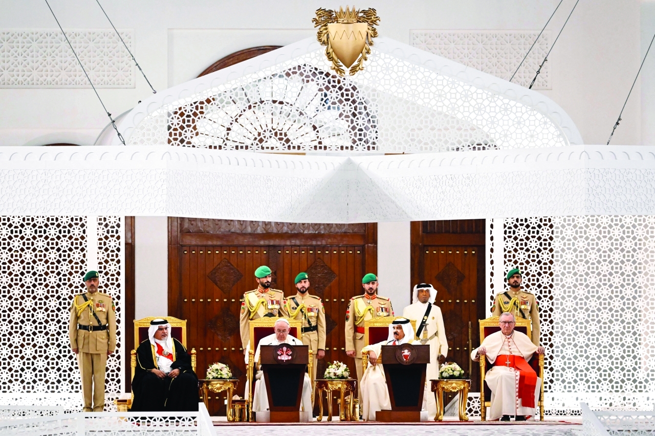 "حمد بن عيسى خلال استقباله البابا فرنسيس في المنامة رويترز"