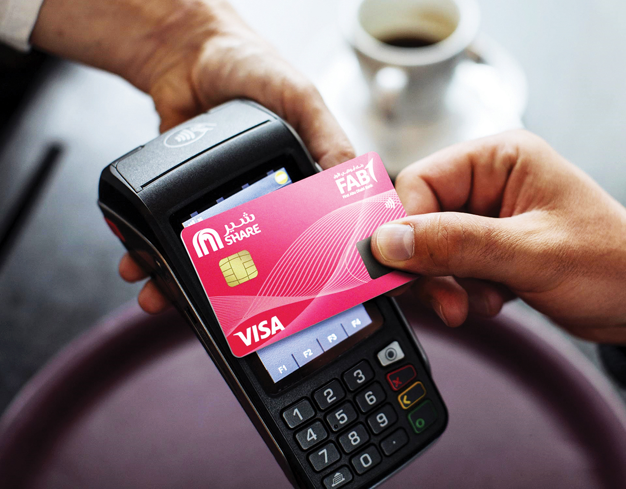 «أبوظبي الأول» و«ماجد الفطيم» يطلقان أول بطاقة دفع بيومترية في الإمارات بتقنية «آيديميا»