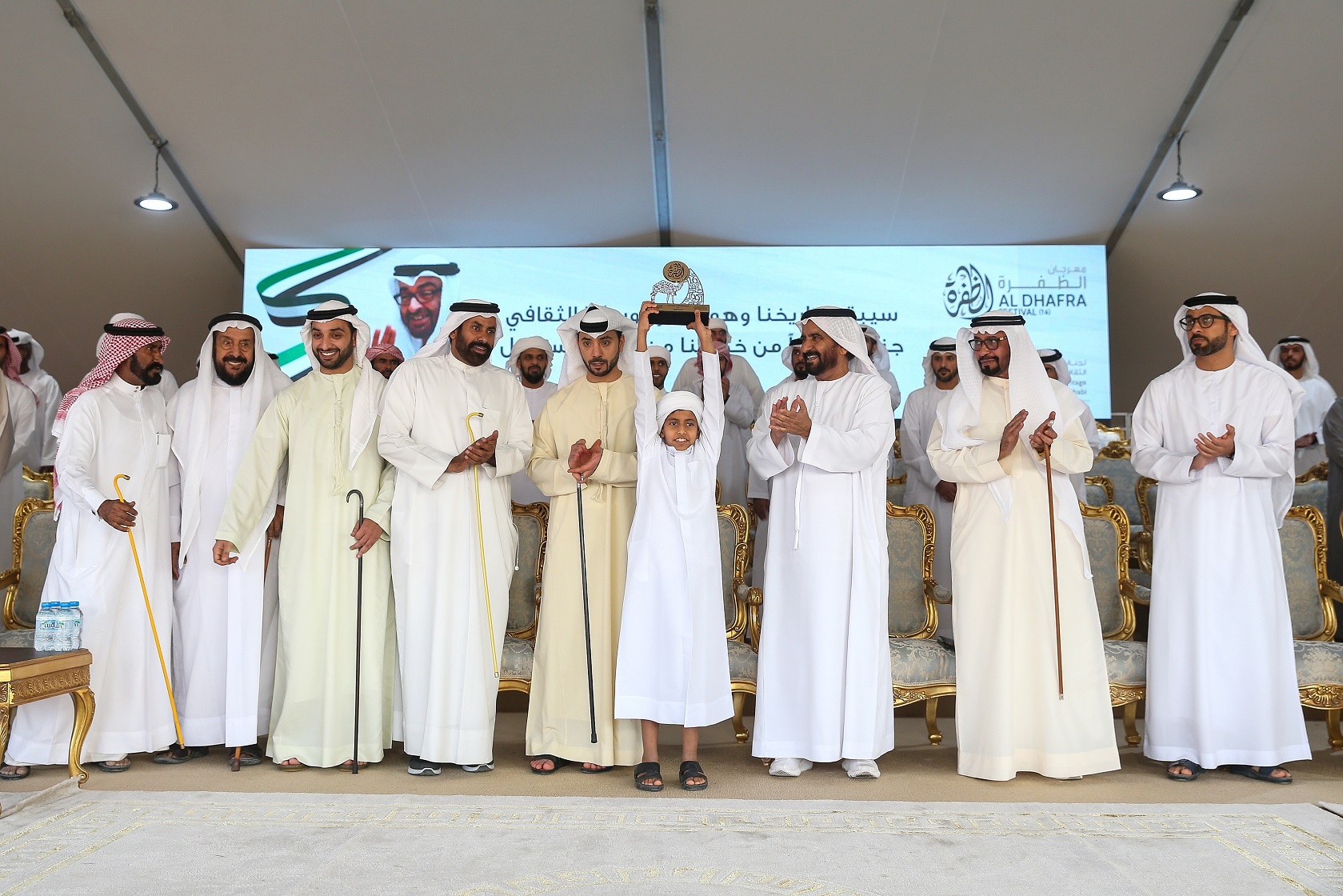 هزاع وخالد بن سلطان بن زايد يتوجان الفائزين في مزاينة سويحان