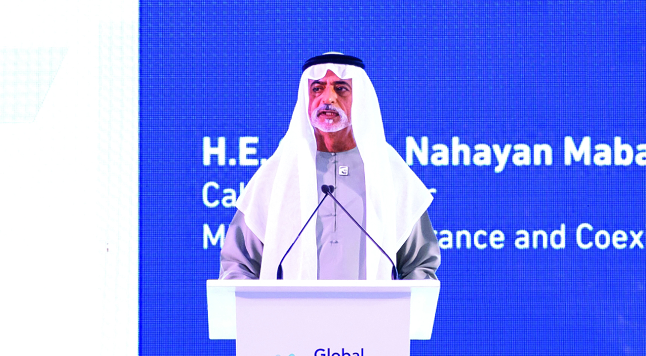 "نهيان بن مبارك متحدثا في المهرجان"