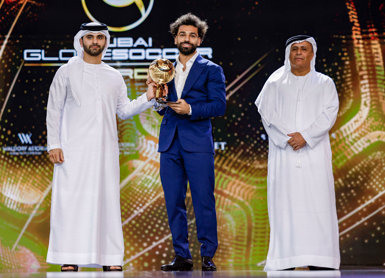 منصور بن محمد يتوج الفائزين بجائزة "دبي جلوب سوكر" ضمن مؤتمر دبي الرياضي الدولي