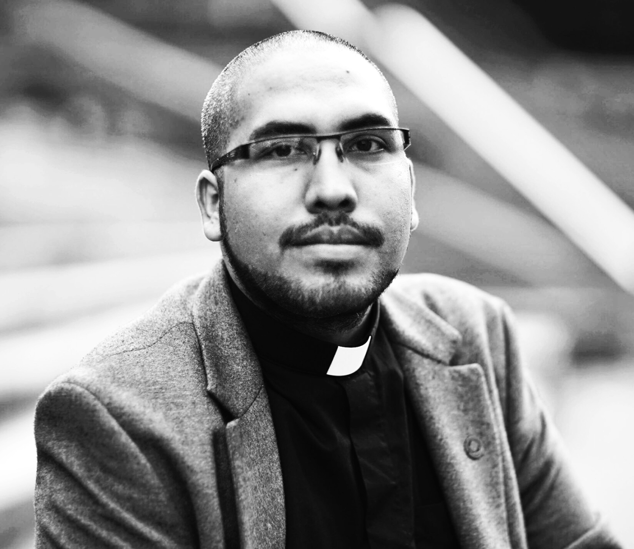 "مارتن إغناسيو دياز - سفير قمة مؤتمر «عالم شاب واحد»، والمؤسس المشارك والرئيس التنفيذي للمعهد الأوروبي للدراسات المتعددة التخصصات في مجال حقوق الإنسان والعلوم «Knowmad»."