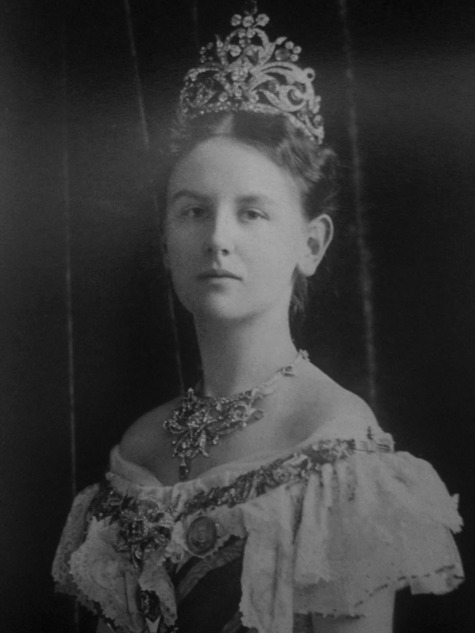 "1890 وفاة ملك هولندا ويليام الثالث دون وجود وريث ذكر ما حتم إصدار تشريع خاص لتخلفه ابنته فيلهامينا"