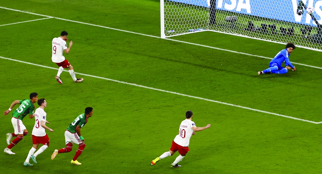 ليفاندوفسكي  يحرم بولندا من أول 3 نقاط