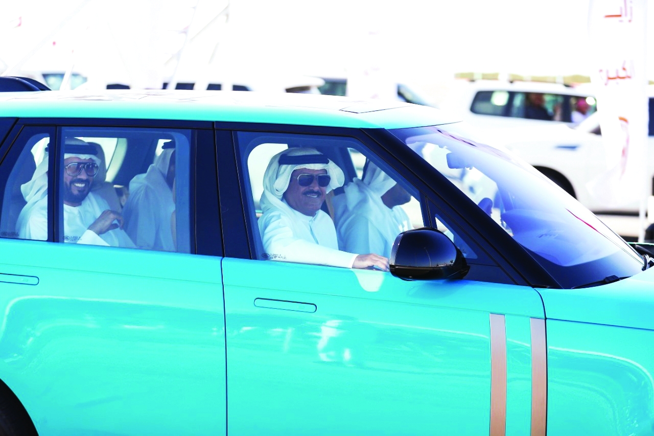 "سلطان بن حمدان خلال متابعته للفعالية | البيان"