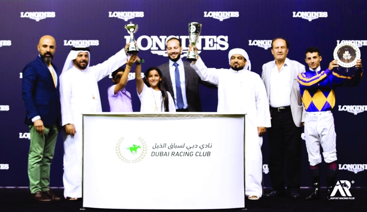 "مصبح المهيري متسلماً كأس الشوط الرئيس | البيان"