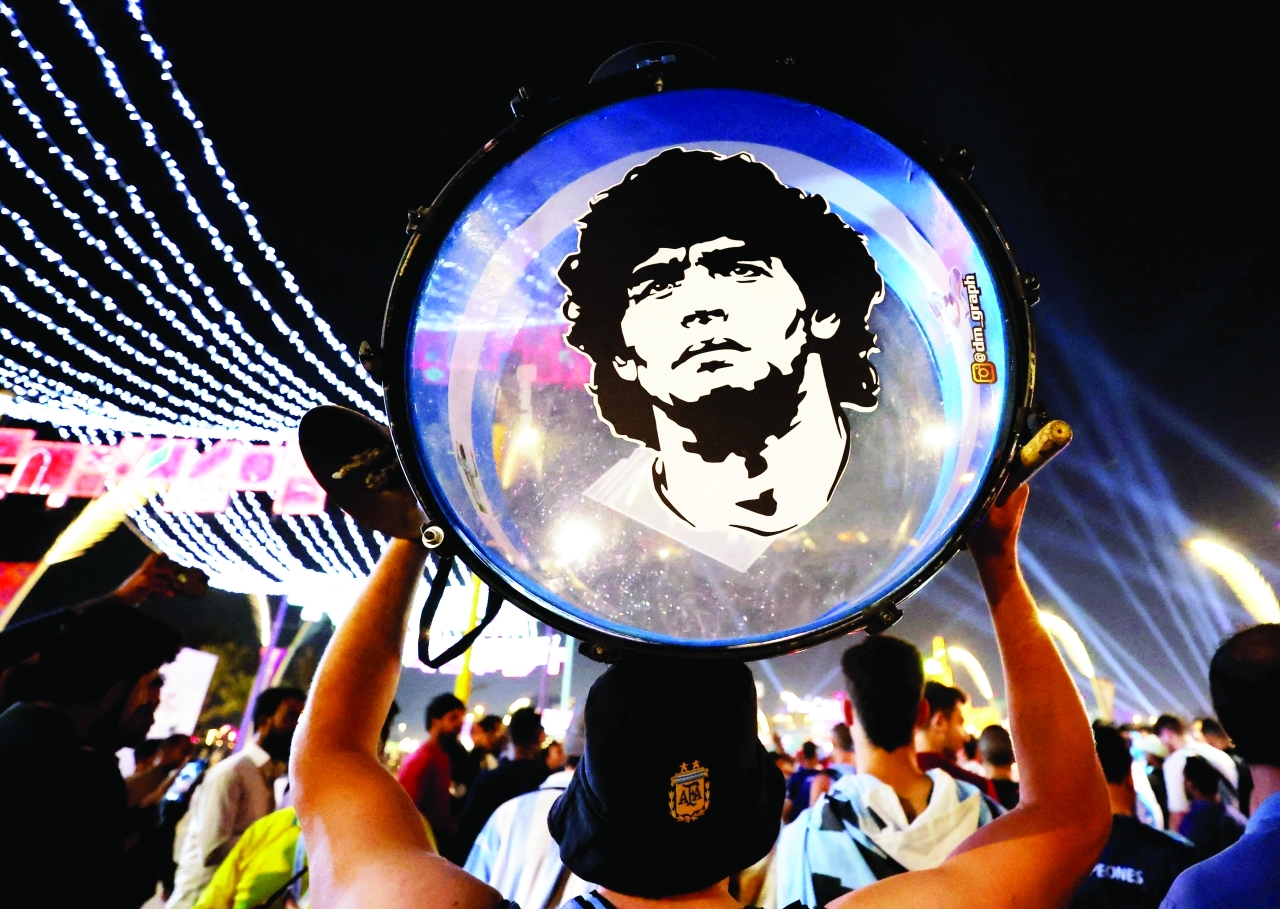 "مشجعو الأرجنتين يحيون ذكرى الراحل مارادونا  |  رويترز"
