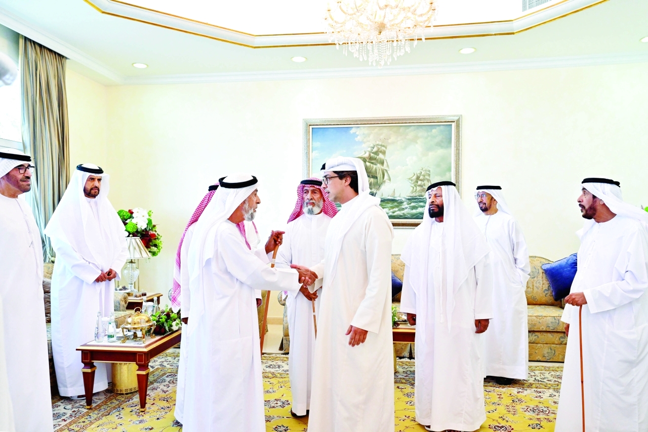 "منصور بن زايد خلال حضوره مأدبة الغداء | وام "