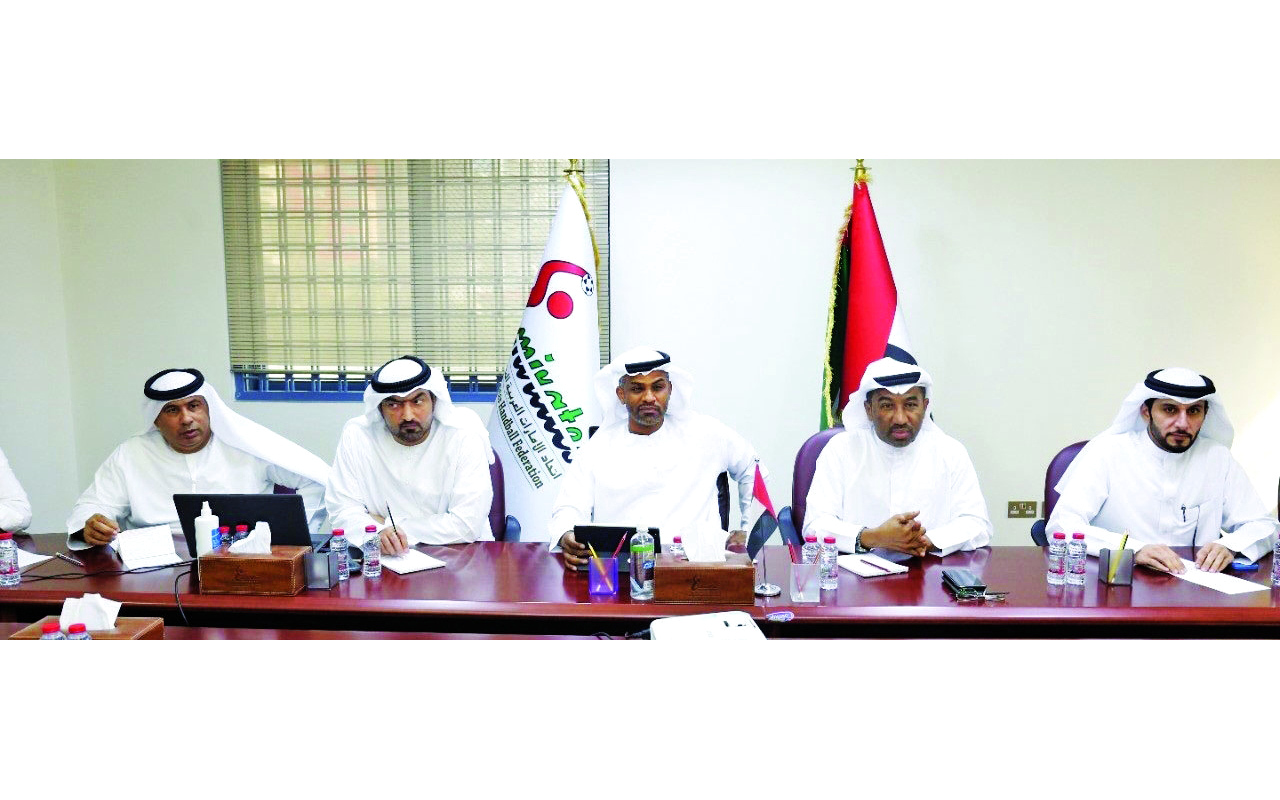 "نبيل بن عاشور وأعضاء مجلس الإدارة خلال الاجتماع | البيان"