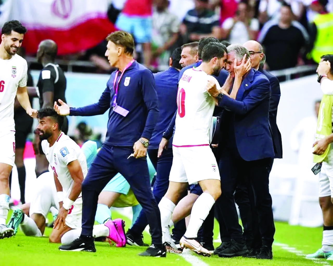 "لاعب المنتخب الإيراني يمزح مع مدربه كيروش  |  رويترز"