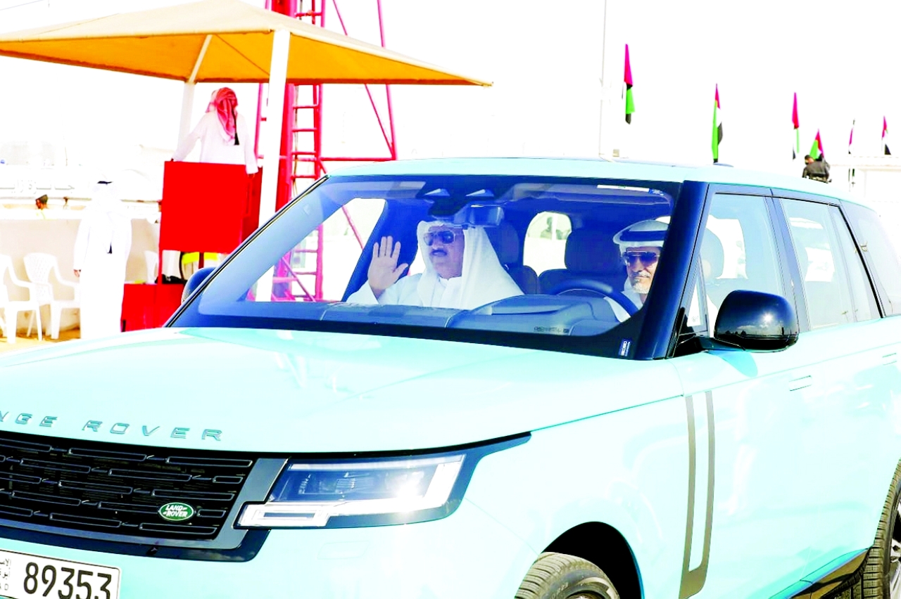 "سلطان بن حمدان خلال متابعته للفعالية | البيان"