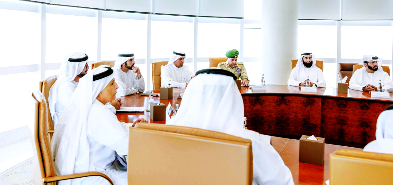 "ولي عهد دبي مترئساً الاجتماع بحضور محمد القرقاوي وعبدالله المري ومطر الطاير وطلال بالهول وعبدالله الفلاسي وعلي المطوع"