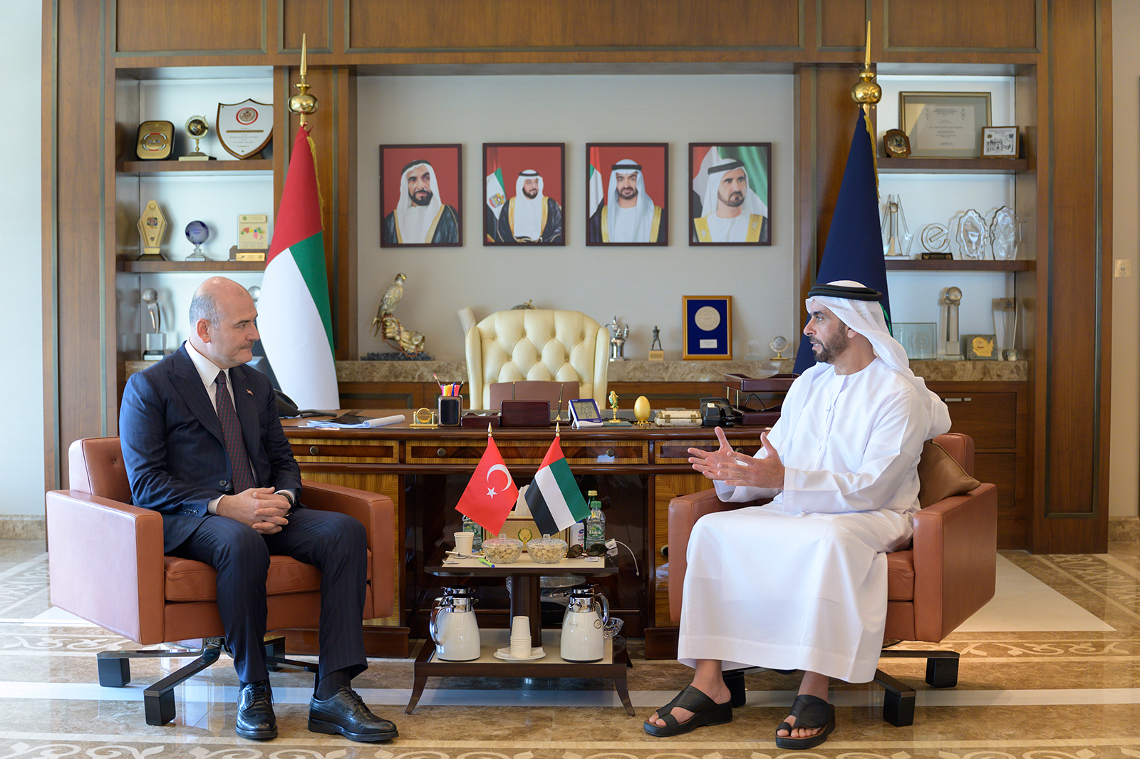 سيف بن زايد يلتقي وزير الداخلية التركي ويبحثان سبل تعزيز التعاون الأمني بين البلدين الصديقين