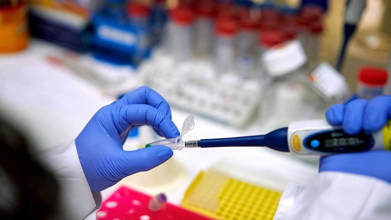 حقن أول متطوع.. فيروس قاتل يحيي الأمل بالقضاء على السرطان