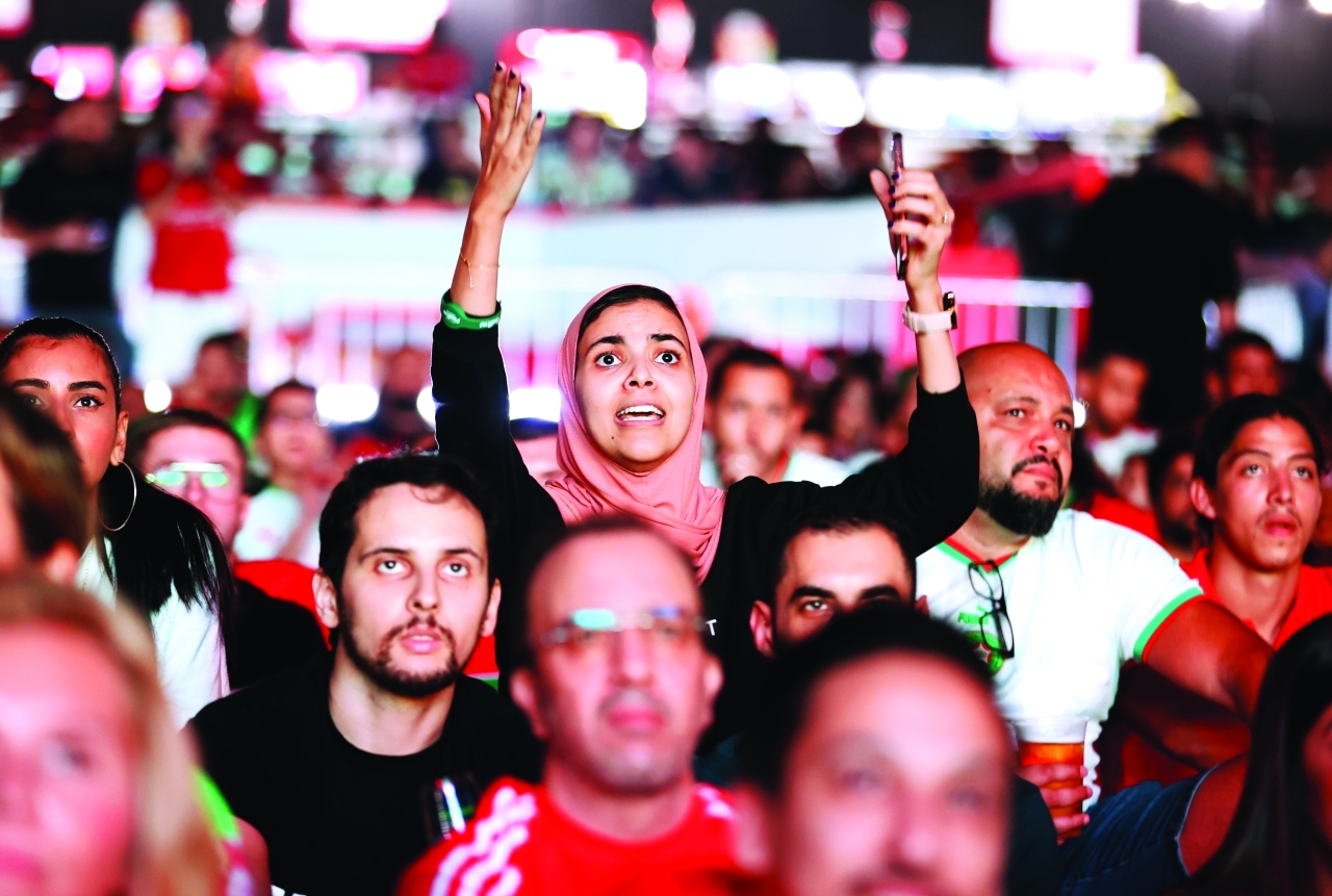 "الجماهير المغربية وفرحة عارمة في مسرح دبي ميديا سيتي | تصوير: دينيس مالاري"