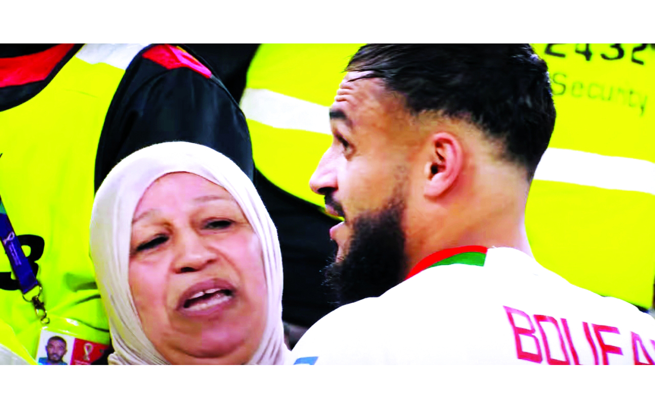 "بوفال مع والدته في المدرجات عقب تأهل المغرب للدور الثاني في المونديال | وكالات"