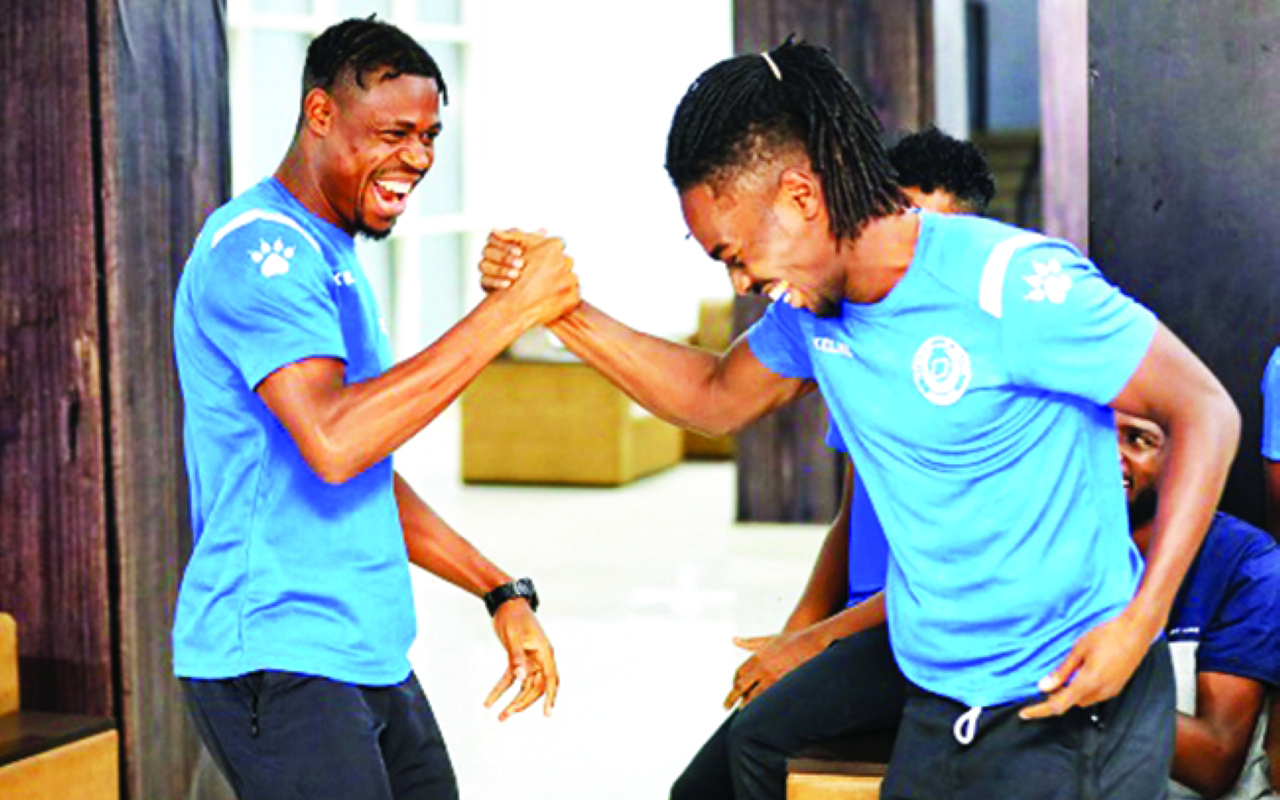 "محمد عبد الرحمن يداعب بانغا | البيان"