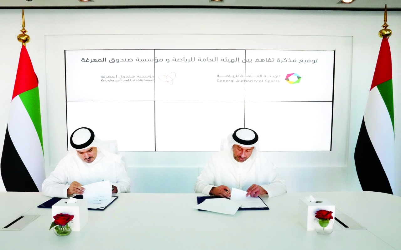 "سهيل بن بطي وعبدالله العور خلال مراسم توقيع الاتفاقية | البيان"